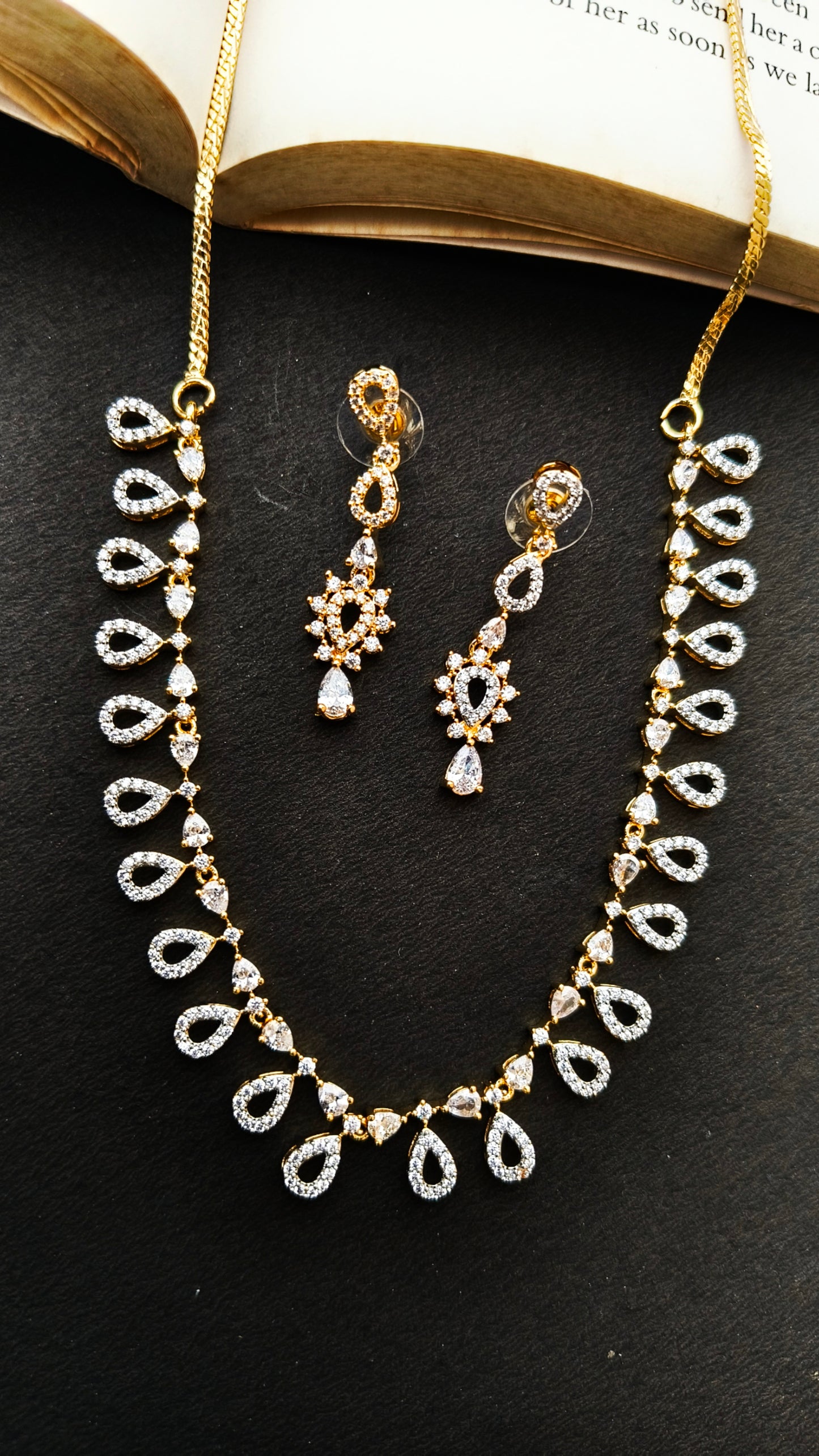 Golden Ratna Zirconia necklace set